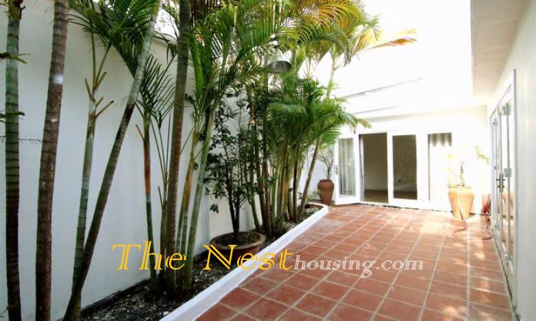 Villa 4 bedrooms for rent in compound